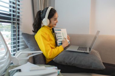 Bir iş kadını hafta sonları evde çalışıyor, bir çalışan eve iş götürmek zorunda kaldı çünkü düzenlemesi gereken o kadar çok belge vardı ki çalışma saatlerinde onları bitiremedi.