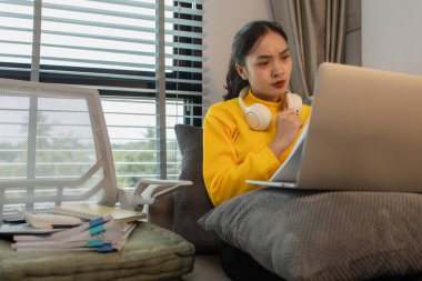 Bir iş kadını hafta sonları evde çalışıyor, bir çalışan eve iş götürmek zorunda kaldı çünkü düzenlemesi gereken o kadar çok belge vardı ki çalışma saatlerinde onları bitiremedi.