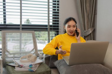 Bir iş kadını hafta sonları evde çalışıyor, bir çalışan eve iş götürmek zorunda kaldı çünkü düzenlemesi gereken o kadar çok belge vardı ki çalışma saatlerinde onları bitiremedi.