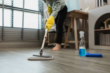 Şirketin temizlikçisi özenle yöneticinin ofisini temizliyor, ev hanımı evi temizliyor, kadın da kocasının gelmesini beklerken evi temizliyor.