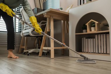 Şirketin temizlikçisi özenle yöneticinin ofisini temizliyor, ev hanımı evi temizliyor, kadın da kocasının gelmesini beklerken evi temizliyor.