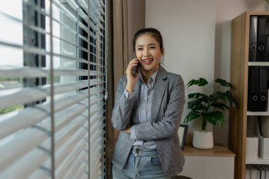 bir kadın çalışan ofiste çalışıyor, bir iş kadını acil finansal meselelerle uğraşıyor, genç bir girişimci şirketi için pazarlama stratejileri düşünüyor, muhasebeci