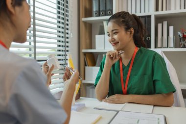 İki doktor yeni bilgi ve bilgi alışverişi için bir araya geliyor. Birbirleriyle tıp seminerleri düzenliyorlar. Kıdemli bir doktor bilgi ve bilgiyi paylaşıyor.