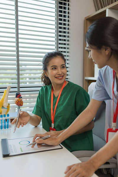 консультации между двумя врачами в офисе, два студента-медика обсуждают рекомендации лечения для пациента, назначенного им старшим врачом, медсестрой, мозговой штурм, больница