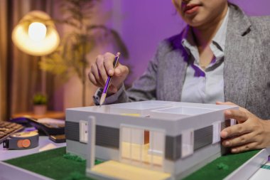 Tutkulu bir kadın mimar, müşterisinin tam ihtiyaçlarını karşılamak ve inşaat tarihlerini, ev modelini, mühendisini, planlarını karşılamak için bir evi yeniden düzenlemek için özel ofisinde çalışır.