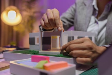 Tutkulu bir kadın mimar, müşterisinin tam ihtiyaçlarını karşılamak ve inşaat tarihlerini, ev modelini, mühendisini, planlarını karşılamak için bir evi yeniden düzenlemek için özel ofisinde çalışır.