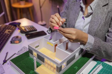 Tutkulu bir kadın mimar, müşterisinin tam ihtiyaçlarını karşılamak ve inşaat tarihlerini, ev modelini, mühendisini, planlarını karşılamak için bir evi yeniden düzenlemek için özel ofisinde çalışır.