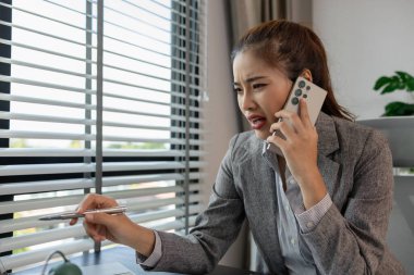 Bir kadın çalışan iş yerinde son derece streslidir, bir iş kadını sözleşme imzalama süresi yaklaştığı için streslidir fakat belgeler henüz tamamlanmamıştır, ciddidir, üzgündür