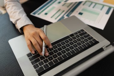 İş adamı, muhasebe bölümü, muhasebeci, pazarlama departmanı tarafından özetlenen bilgilerle eşleştirmek için mali belgeleri kontrol ediyor.