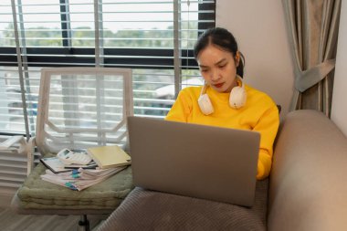 Bir iş kadını hafta sonları evde çalışıyor, bir çalışan eve iş götürmek zorunda kaldı çünkü düzenlemesi gereken o kadar çok belge vardı ki çalışma saatlerinde onları bitiremedi.