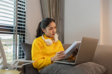 Bir iş kadını hafta sonları evde çalışıyor, bir çalışan eve iş götürmek zorunda kaldı çünkü düzenlemesi gereken o kadar çok belge vardı ki çalışma saatlerinde onları bitiremedi.