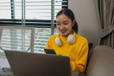 Bir iş kadını hafta sonları evde çalışıyor, bir çalışan eve iş götürmek zorunda kaldı çünkü düzenlemesi gereken o kadar çok belge vardı ki çalışma saatlerinde onları bitiremedi.