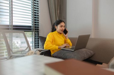 Bir iş kadını hafta sonları evde çalışıyor, bir çalışan eve iş götürmek zorunda kaldı çünkü düzenlemesi gereken o kadar çok belge vardı ki çalışma saatlerinde onları bitiremedi.