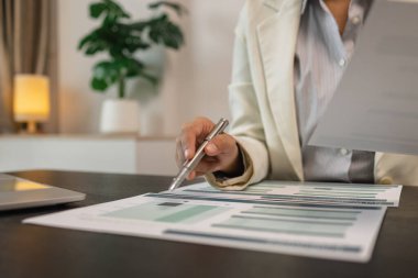 Ofiste bir sürü evrak işiyle uğraşan işadamı pazarlama verilerini kontrol ediyor ve bir çalışan da finans belgeleriyle çalışıyor, ofiste muhasebeci şirketinde çalışıyor.