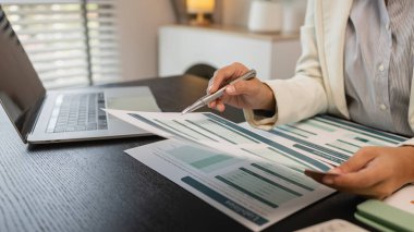 Ofiste bir sürü evrak işiyle uğraşan işadamı pazarlama verilerini kontrol ediyor ve bir çalışan da finans belgeleriyle çalışıyor, ofiste muhasebeci şirketinde çalışıyor.