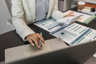 Ofiste bir sürü evrak işiyle uğraşan işadamı pazarlama verilerini kontrol ediyor ve bir çalışan da finans belgeleriyle çalışıyor, ofiste muhasebeci şirketinde çalışıyor.