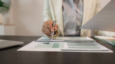 Ofiste bir sürü evrak işiyle uğraşan işadamı pazarlama verilerini kontrol ediyor ve bir çalışan da finans belgeleriyle çalışıyor, ofiste muhasebeci şirketinde çalışıyor.