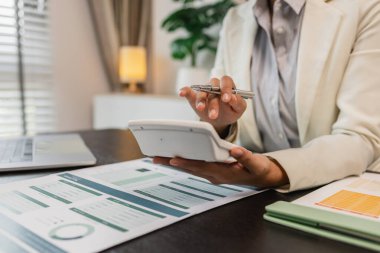 Ofiste bir sürü evrak işiyle uğraşan işadamı pazarlama verilerini kontrol ediyor ve bir çalışan da finans belgeleriyle çalışıyor, ofiste muhasebeci şirketinde çalışıyor.