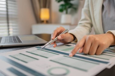 Ofiste bir sürü evrak işiyle uğraşan işadamı pazarlama verilerini kontrol ediyor ve bir çalışan da finans belgeleriyle çalışıyor, ofiste muhasebeci şirketinde çalışıyor.