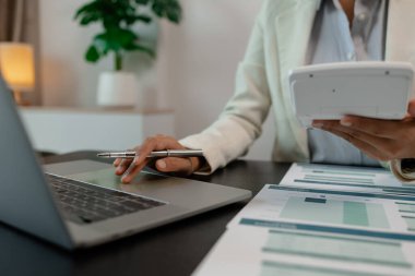 Ofiste bir sürü evrak işiyle uğraşan işadamı pazarlama verilerini kontrol ediyor ve bir çalışan da finans belgeleriyle çalışıyor, ofiste muhasebeci şirketinde çalışıyor.