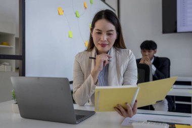 Şirketin çalışanlarının birlikte çalıştığı atmosfer, finans departmanı personeli muhasebe departmanında çalışıyor, bir grup işadamı birbirleri ile fikir alışverişinde bulunuyor.