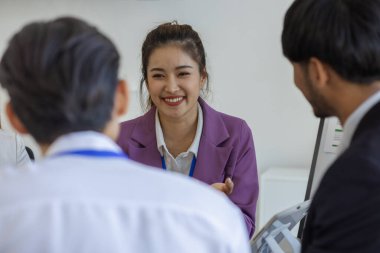 Girişimciler konferans odasında yeni ürünler geliştirmek için birlikte beyin fırtınası yapıyorlar, iş adamları pazarlama stratejileri ve finans konularında birbirleriyle bilgi paylaşıyorlar, muhasebeci, işadamı