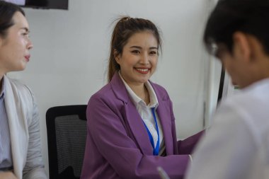 Girişimciler konferans odasında yeni ürünler geliştirmek için birlikte beyin fırtınası yapıyorlar, iş adamları pazarlama stratejileri ve finans konularında birbirleriyle bilgi paylaşıyorlar, muhasebeci, işadamı