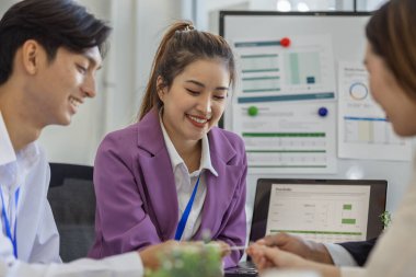 Girişimciler konferans odasında yeni ürünler geliştirmek için birlikte beyin fırtınası yapıyorlar, iş adamları pazarlama stratejileri ve finans konularında birbirleriyle bilgi paylaşıyorlar, muhasebeci, işadamı