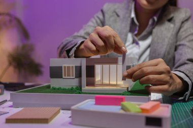 Tutkulu bir kadın mimar, müşterisinin tam ihtiyaçlarını karşılamak ve inşaat tarihlerini, ev modelini, mühendisini, planlarını karşılamak için bir evi yeniden düzenlemek için özel ofisinde çalışır.