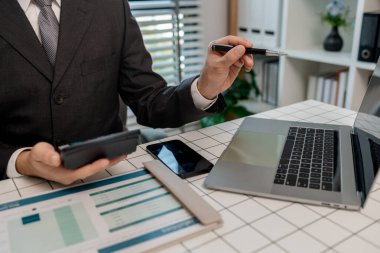 Muhasebeci, özel ofisindeki belgelerden mali tabloları hesaplar. Maliye memuru, şirket gider belgelerini kontrol eder. İşadamı da belgelerle çalışır.