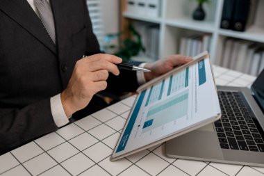 bir işadamı özel ofisinde çalışıyor, bir çalışan zamanında bitirmesi gereken belgelerle ilgileniyor, muhasebeci, finans, istatistik belgeleri, profesyonel, işyeri