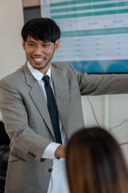 Girişimciler, şirketin çeşitli bölümlerinde, pazarlama, finans ve muhasebe departmanlarında beyin fırtınası yapmak ve sorunları çözmek için bir toplantı yapıyorlar.