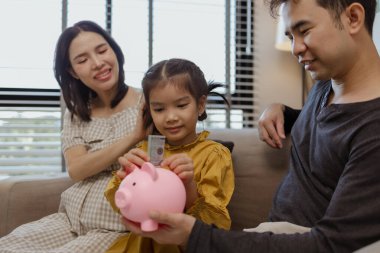 Mutlu aile yeni üyeleriyle tanışacağı için heyecanlı. Anne, ailenin en küçük çocuğunu doğurmak üzere. Keyif, hamile, ebeveyn, kız.