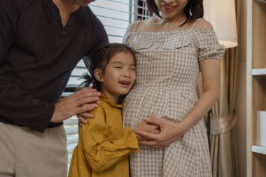 Mutlu aile yeni üyeleriyle tanışacağı için heyecanlı. Anne, ailenin en küçük çocuğunu doğurmak üzere. Keyif, hamile, ebeveyn, kız.