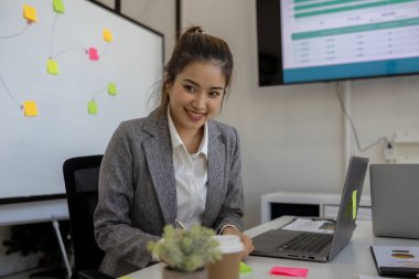 İş adamı özel bir ofiste çalışıyor, satış promosyon planlama personeli bir toplantıda sunum yapmak için bir plan yazıyor, şirket çalışma ortamı.,