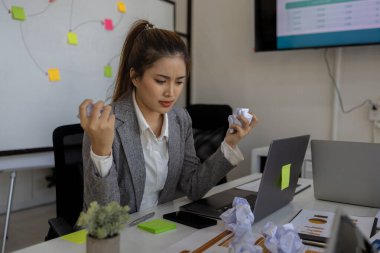 İş adamı çok çalıştığı için stresli, bir şirket çalışanı son teslim tarihi nedeniyle çok yorgun, ofiste yorgunluk ve stres belirtileri gösteriyor, ciddi, girişimci
