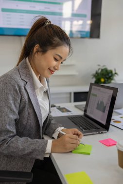 İş adamı özel bir ofiste çalışıyor, satış promosyon planlama personeli bir toplantıda sunum yapmak için bir plan yazıyor, şirket çalışma ortamı.,