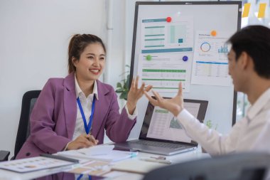 İş adamı özel bir ofiste çalışıyor, satış promosyon planlama personeli bir toplantıda sunum yapmak için bir plan yazıyor, şirket çalışma ortamı.,