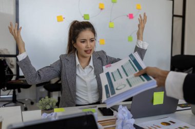 İş adamı çok çalıştığı için stresli, bir şirket çalışanı son teslim tarihi nedeniyle çok yorgun, ofiste yorgunluk ve stres belirtileri gösteriyor, ciddi, girişimci