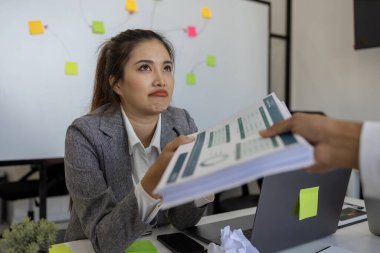 İş adamı çok çalıştığı için stresli, bir şirket çalışanı son teslim tarihi nedeniyle çok yorgun, ofiste yorgunluk ve stres belirtileri gösteriyor, ciddi, girişimci