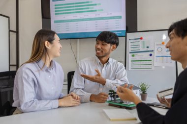 Ev ve ev sigortası satışı konsepti. Konut satın alma ve satış sözleşmesi imzalama, konut kirası, ipotek, emlak, kira, satış, kredi, mülk, temsilci