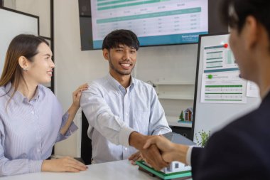 Tokalaşma, ev ve ev satma, ev satın alma ve satış anlaşması imzalama, konut kirası, ipotek, gayrimenkul, kira, satış, kredi, mülk, temsilci