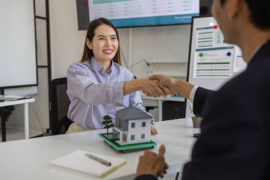 Tokalaşma, ev ve ev satma, ev satın alma ve satış anlaşması imzalama, konut kirası, ipotek, gayrimenkul, kira, satış, kredi, mülk, temsilci