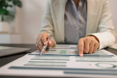 Ofiste bir sürü evrak işiyle uğraşan işadamı pazarlama verilerini kontrol ediyor ve bir çalışan da finans belgeleriyle çalışıyor, ofiste muhasebeci şirketinde çalışıyor.