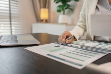 Ofiste bir sürü evrak işiyle uğraşan işadamı pazarlama verilerini kontrol ediyor ve bir çalışan da finans belgeleriyle çalışıyor, ofiste muhasebeci şirketinde çalışıyor.