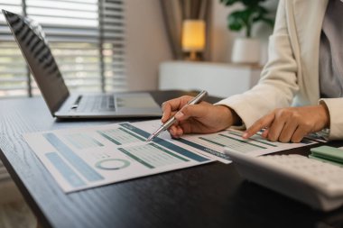 Ofiste bir sürü evrak işiyle uğraşan işadamı pazarlama verilerini kontrol ediyor ve bir çalışan da finans belgeleriyle çalışıyor, ofiste muhasebeci şirketinde çalışıyor.