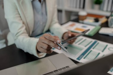 Belge eleştirmeni bilgiyi yatırımcıya sunulacak olan toplantının tutanaklarıyla karşılaştırıyor, işadamı finans, muhasebeci, pazarlama, iş kadını