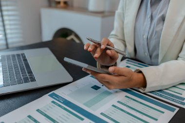 Belge eleştirmeni bilgiyi yatırımcıya sunulacak olan toplantının tutanaklarıyla karşılaştırıyor, işadamı finans, muhasebeci, pazarlama, iş kadını