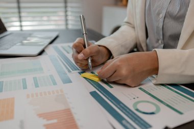 Belge eleştirmeni bilgiyi yatırımcıya sunulacak olan toplantının tutanaklarıyla karşılaştırıyor, işadamı finans, muhasebeci, pazarlama, iş kadını