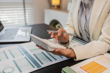 Ofiste bir sürü evrak işiyle uğraşan işadamı pazarlama verilerini kontrol ediyor ve bir çalışan da finans belgeleriyle çalışıyor, ofiste muhasebeci şirketinde çalışıyor.